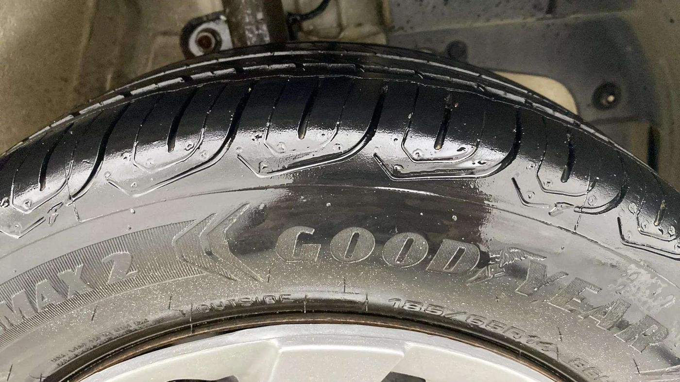 2019 Mahindra KUV 100 NXT K4+ P 6 STR, Petrol, Manual, 98,284 km, Right Front Tyre Tread