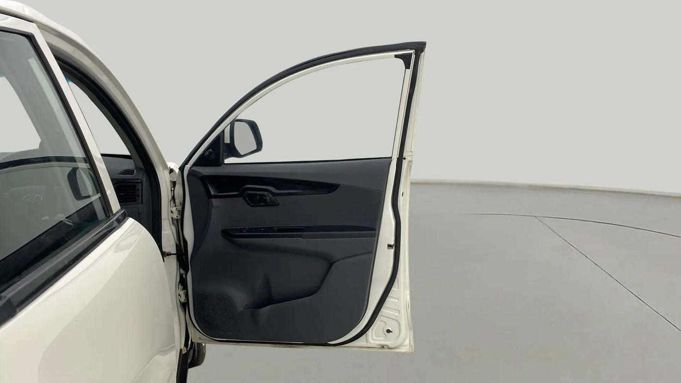 2019 Mahindra KUV 100 NXT K4+ P 6 STR, Petrol, Manual, 98,284 km, RHS Front Door