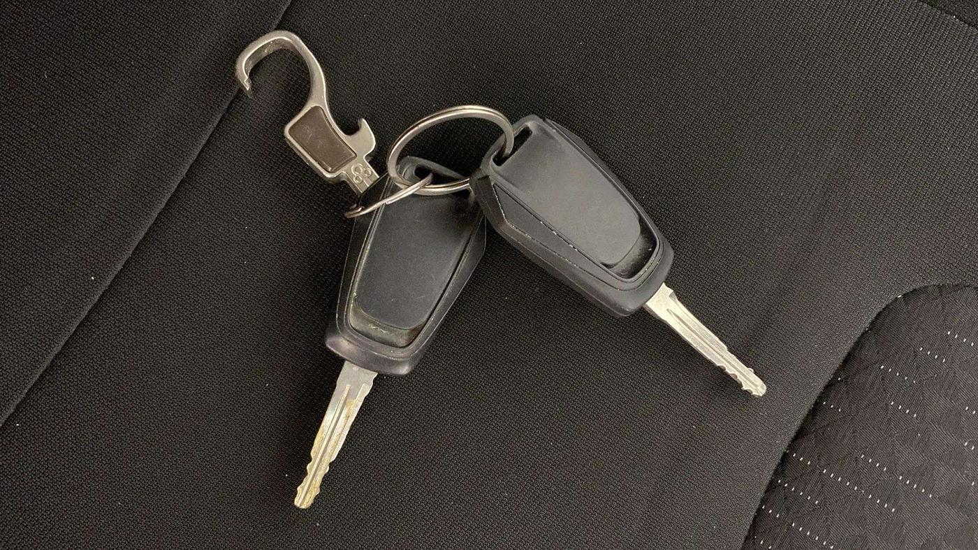 2019 Mahindra KUV 100 NXT K4+ P 6 STR, Petrol, Manual, 98,284 km, Key Close Up
