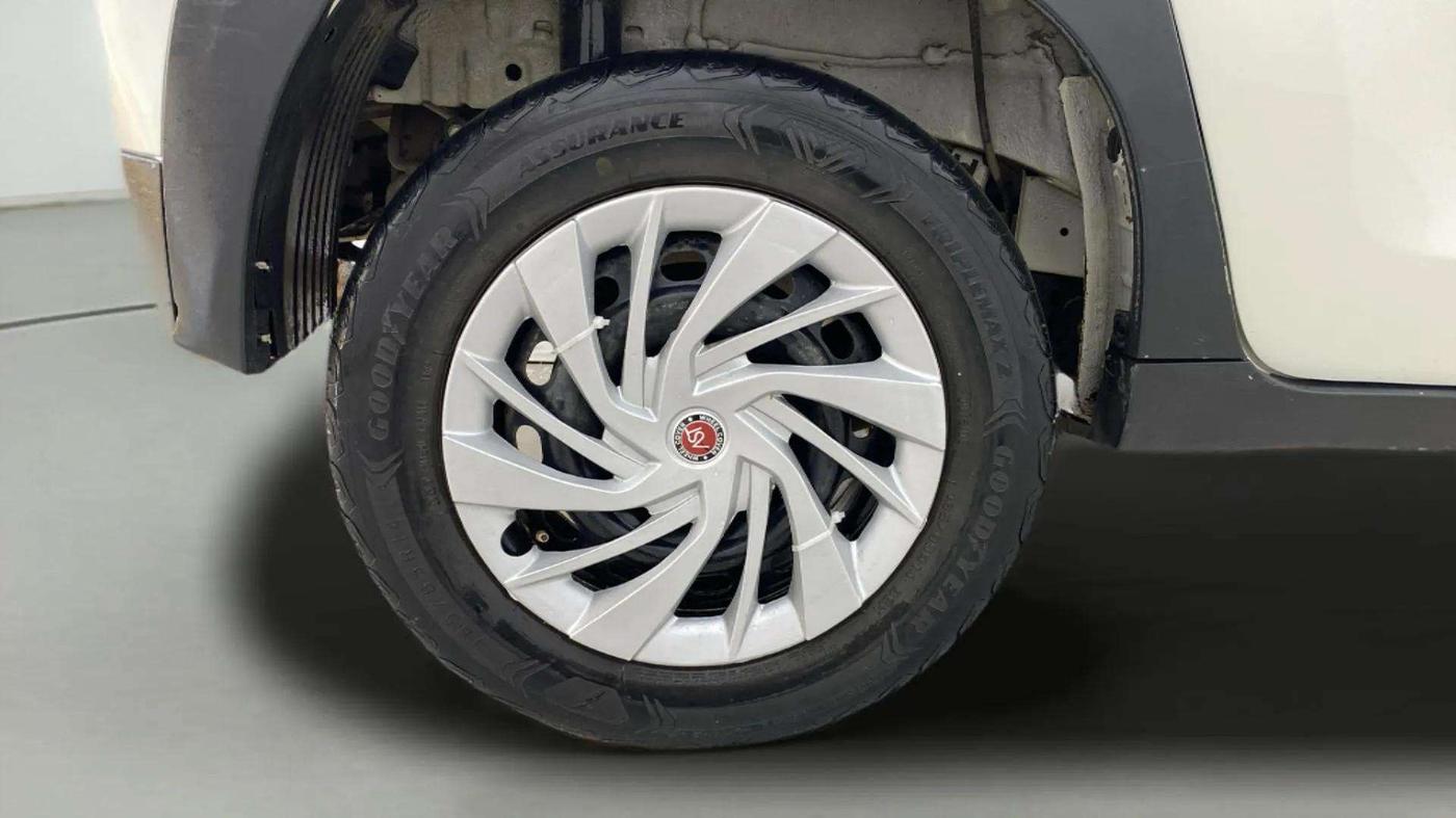 2019 Mahindra KUV 100 NXT K4+ P 6 STR, Petrol, Manual, 98,284 km, Right Rear Wheel