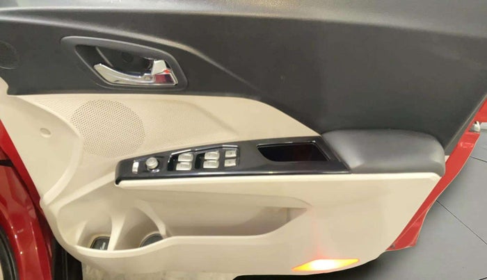 2021 Mahindra XUV300 W8 (O) 1.5 DIESEL AMT, Diesel, Automatic, 56,080 km, Driver Side Door Panels Control