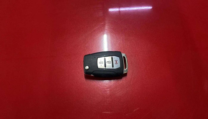 2021 Mahindra XUV300 W8 (O) 1.5 DIESEL AMT, Diesel, Automatic, 56,080 km, Key Close Up