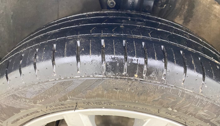 2017 Volkswagen Ameo HIGHLINE1.2L PLUS 16 ALLOY, Petrol, Manual, 70,031 km, Left Front Tyre Tread