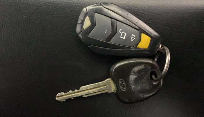 2015 Hyundai Eon MAGNA +, Petrol, Manual, 1,05,261 km, Key Close Up