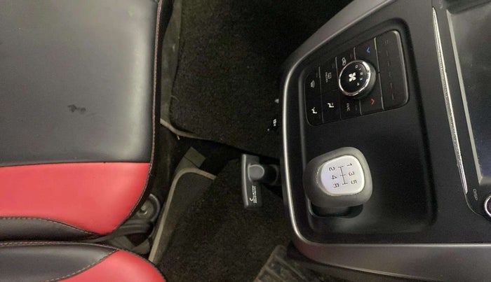 2017 Mahindra KUV 100 NXT K8 P 6 STR, Petrol, Manual, 83,901 km, Gear Lever