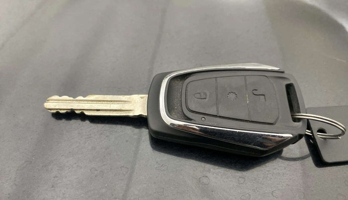2017 Mahindra KUV 100 NXT K8 P 6 STR, Petrol, Manual, 83,901 km, Key Close Up