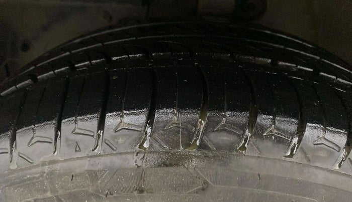 2017 Mahindra KUV 100 NXT K8 P 6 STR, Petrol, Manual, 83,901 km, Left Front Tyre Tread