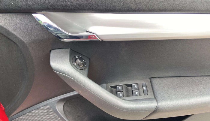 2019 Skoda Octavia STYLE 1.8 TSI AT, Petrol, Automatic, 55,077 km, Driver Side Door Panels Control