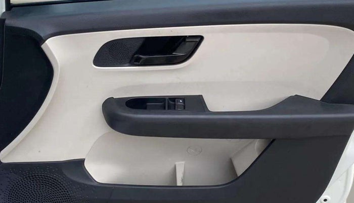 2022 Tata ALTROZ XE PLUS PETROL, Petrol, Manual, 35,643 km, Driver Side Door Panels Control