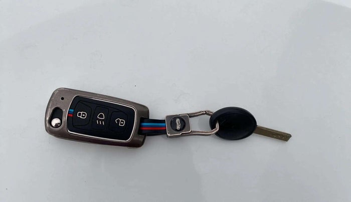 2022 Tata ALTROZ XE PLUS PETROL, Petrol, Manual, 35,643 km, Key Close Up