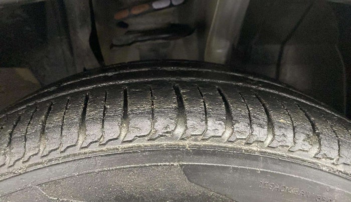 2020 Renault TRIBER RXZ, Petrol, Manual, 26,092 km, Right Front Tyre Tread