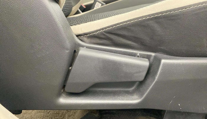 2020 Renault TRIBER RXZ, Petrol, Manual, 26,092 km, Driver Side Adjustment Panel