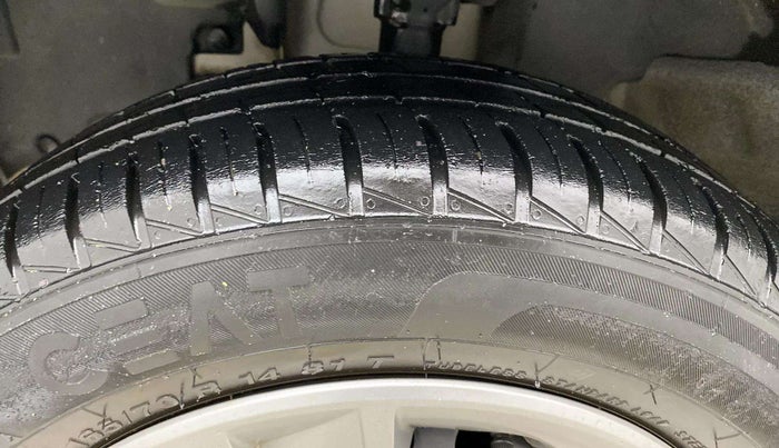 2021 Renault Kwid RXT 1.0 AMT (O), Petrol, Automatic, 30,572 km, Left Front Tyre Tread