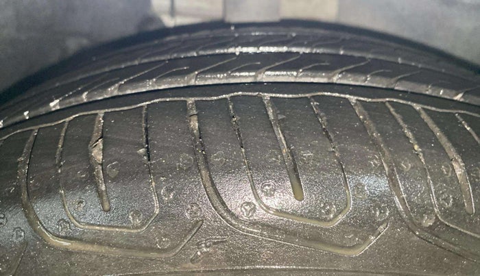 2015 Ford Figo Aspire TITANIUM 1.2 PETROL, Petrol, Manual, 65,690 km, Right Front Tyre Tread