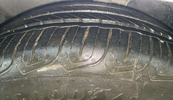 2015 Ford Figo Aspire TITANIUM 1.2 PETROL, Petrol, Manual, 65,690 km, Left Front Tyre Tread