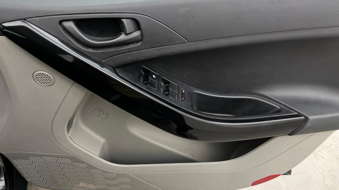 2019 Tata NEXON KRAZ PLUS AMT PETROL, Petrol, Automatic, 29,883 km, Driver Side Door Panels Control