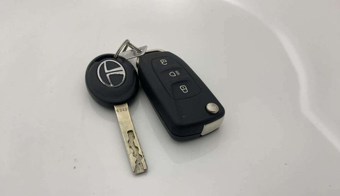 2024 Tata NEXON Smart Plus 1.2 Revotron 6 AMT, Petrol, Automatic, 6,439 km, Key Close Up