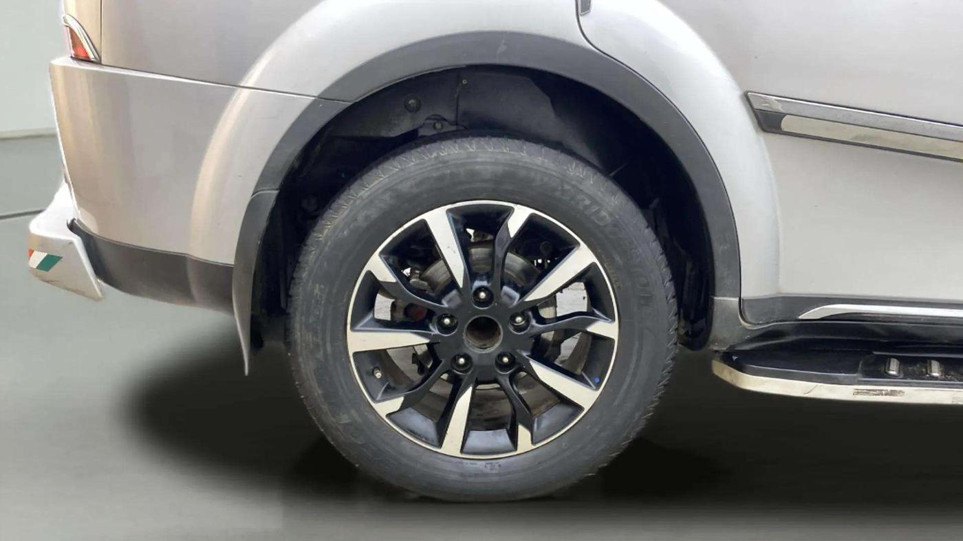 2020 Mahindra XUV500 W11 AT, Diesel, Automatic, 57,774 km, Right Rear Wheel