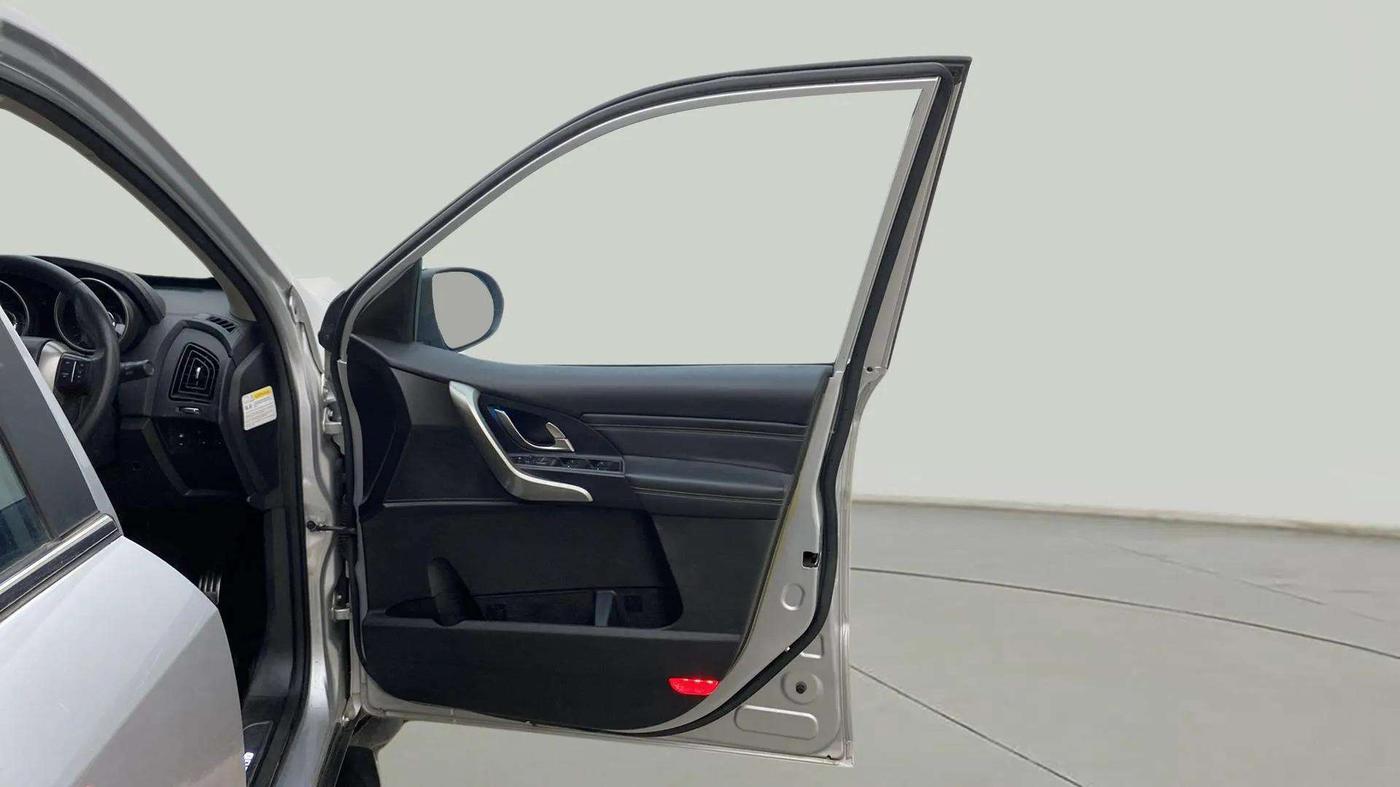 2020 Mahindra XUV500 W11 AT, Diesel, Automatic, 57,774 km, RHS Front Door