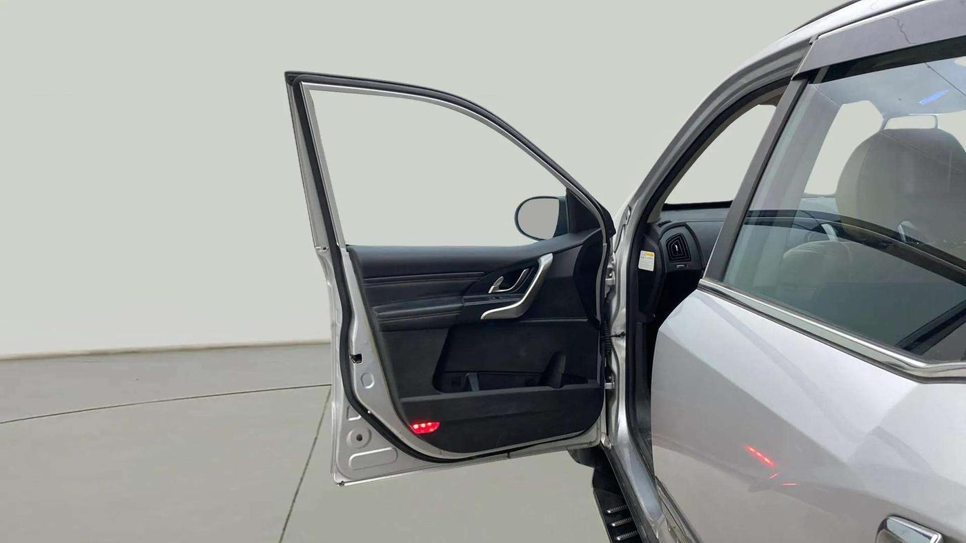 2020 Mahindra XUV500 W11 AT, Diesel, Automatic, 57,774 km, LHS Front Door
