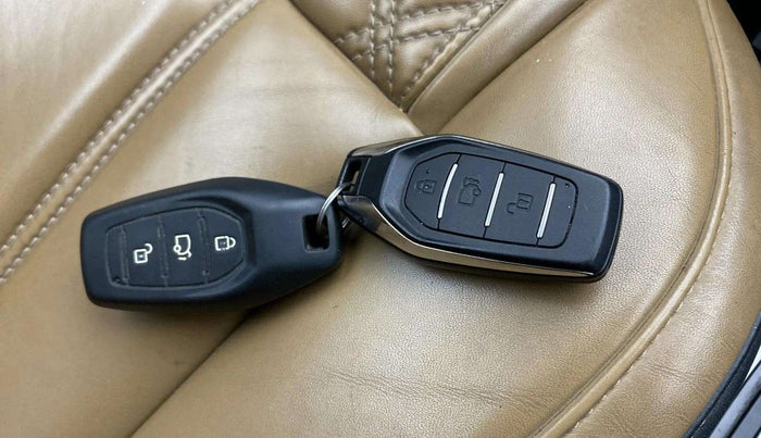 2020 Mahindra XUV500 W11 AT, Diesel, Automatic, 56,899 km, Key Close Up