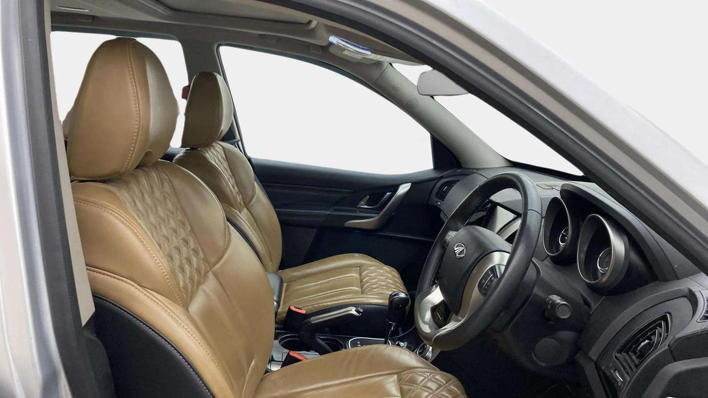 2020 Mahindra XUV500 W11 AT, Diesel, Automatic, 57,774 km, Right Side Front Door Cabin