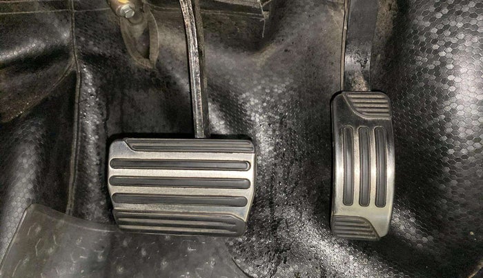 2020 Mahindra XUV500 W11 AT, Diesel, Automatic, 56,899 km, Pedals