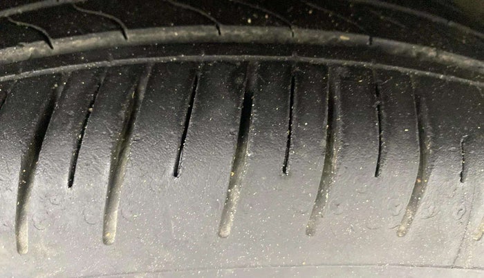 2018 Volkswagen Ameo HIGHLINE DSG 1.5 DIESEL , Diesel, Automatic, 1,27,242 km, Right Front Tyre Tread
