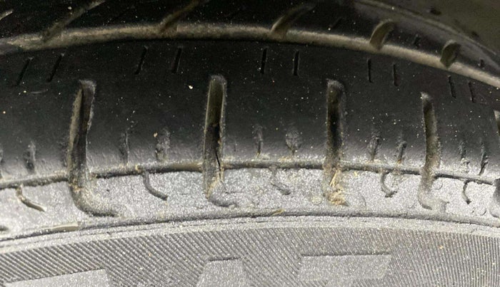 2016 Hyundai i10 MAGNA 1.1, Petrol, Manual, 65,226 km, Left Front Tyre Tread