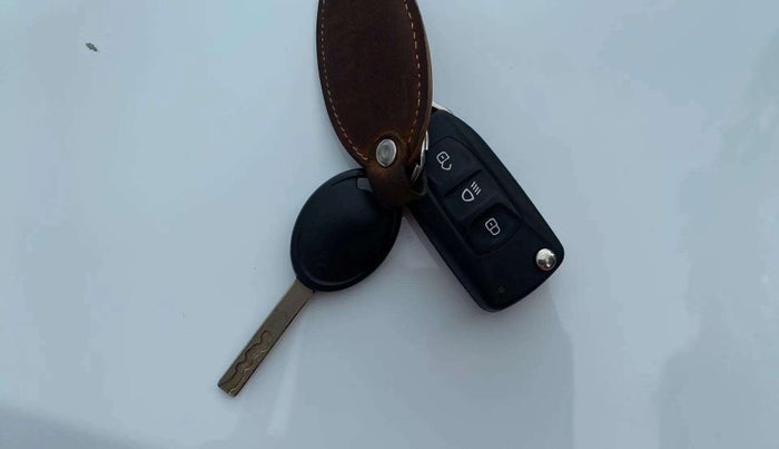 2021 Tata ALTROZ XE PETROL, Petrol, Manual, 25,475 km, Key Close Up