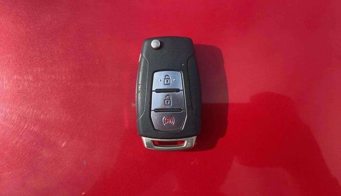 2020 Mahindra XUV300 W8 1.2 PETROL, Petrol, Manual, 55,734 km, Key Close Up