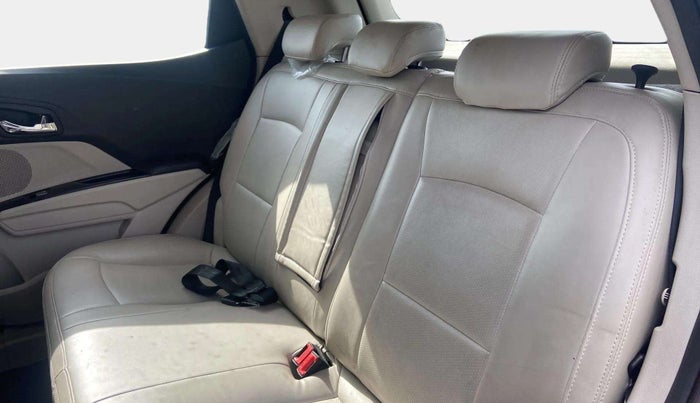 2020 Mahindra XUV300 W8 1.2 PETROL, Petrol, Manual, 55,734 km, Right Side Rear Door Cabin