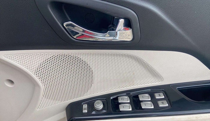 2020 Mahindra XUV300 W8 1.2 PETROL, Petrol, Manual, 55,734 km, Driver Side Door Panels Control