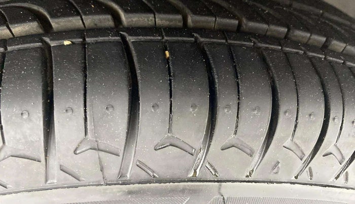 2016 Datsun Redi Go S, Petrol, Manual, 40,773 km, Right Front Tyre Tread