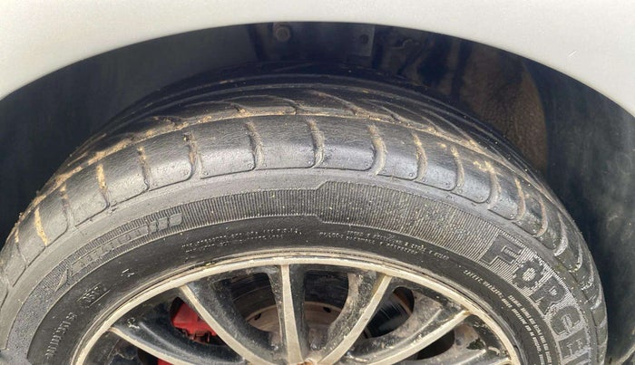 2013 Volkswagen Vento COMFORTLINE 1.6, Petrol, Manual, 69,533 km, Left Front Tyre Tread
