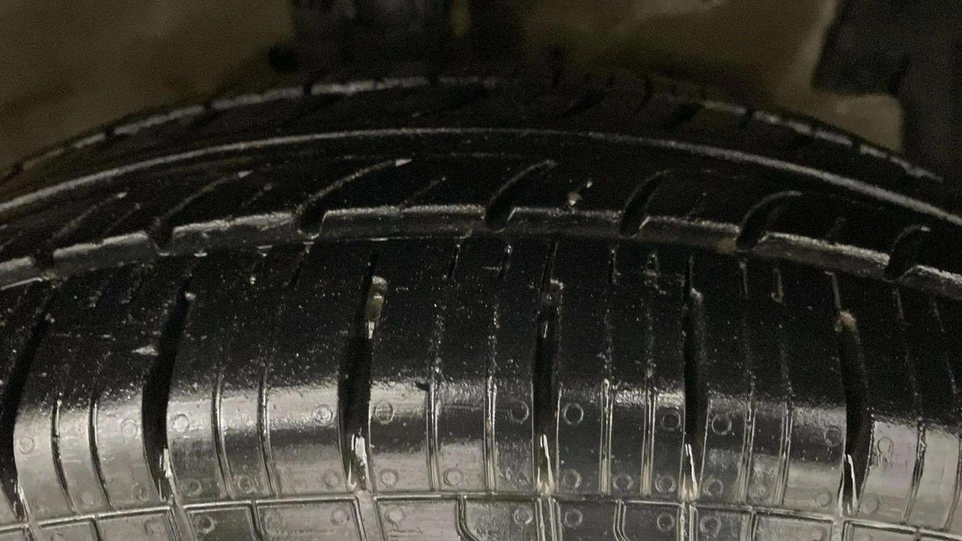 2017 Maruti Swift VXI, CNG, Manual, 62,168 km, Right Front Tyre Tread