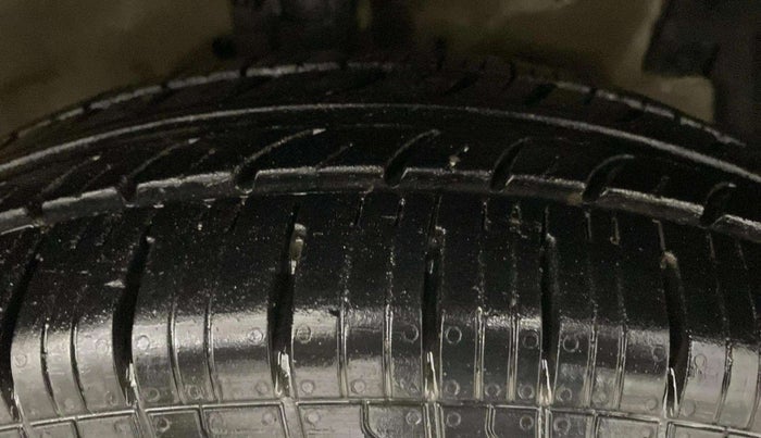 2017 Maruti Swift VXI, CNG, Manual, 62,168 km, Right Front Tyre Tread