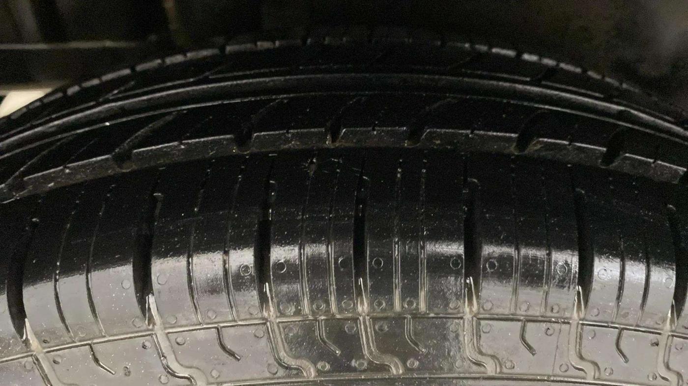2017 Maruti Swift VXI, CNG, Manual, 62,168 km, Right Rear Tyre Tread