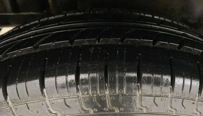 2017 Maruti Swift VXI, CNG, Manual, 62,168 km, Right Rear Tyre Tread