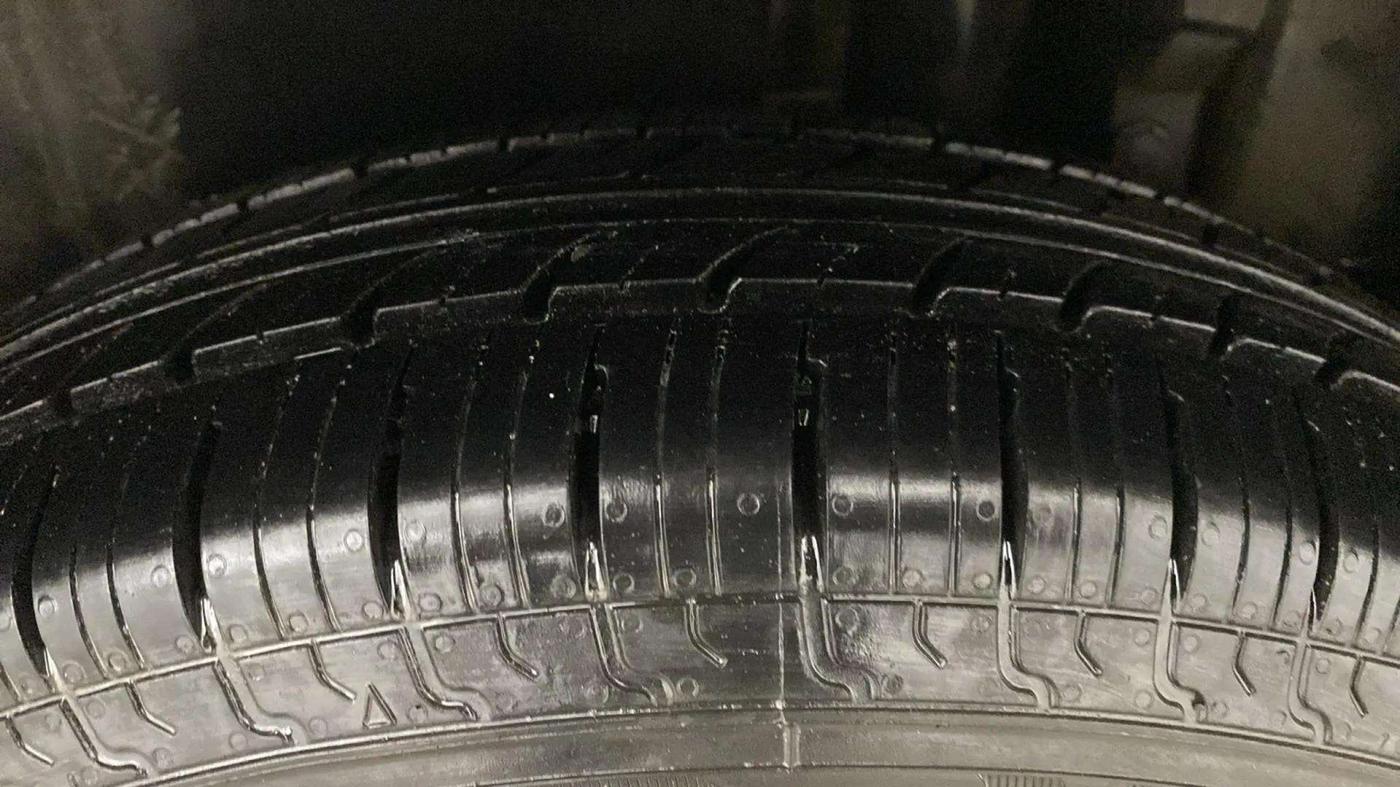 2017 Maruti Swift VXI, CNG, Manual, 62,168 km, Left Rear Tyre Tread