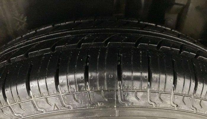 2017 Maruti Swift VXI, CNG, Manual, 62,168 km, Left Rear Tyre Tread