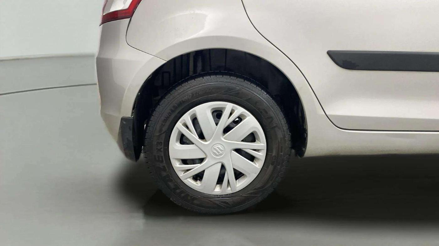 2017 Maruti Swift VXI, CNG, Manual, 62,168 km, Right Rear Wheel
