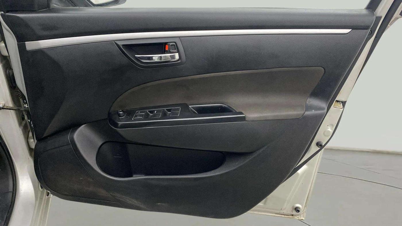 2017 Maruti Swift VXI, CNG, Manual, 62,168 km, Driver Side Door Panels Control