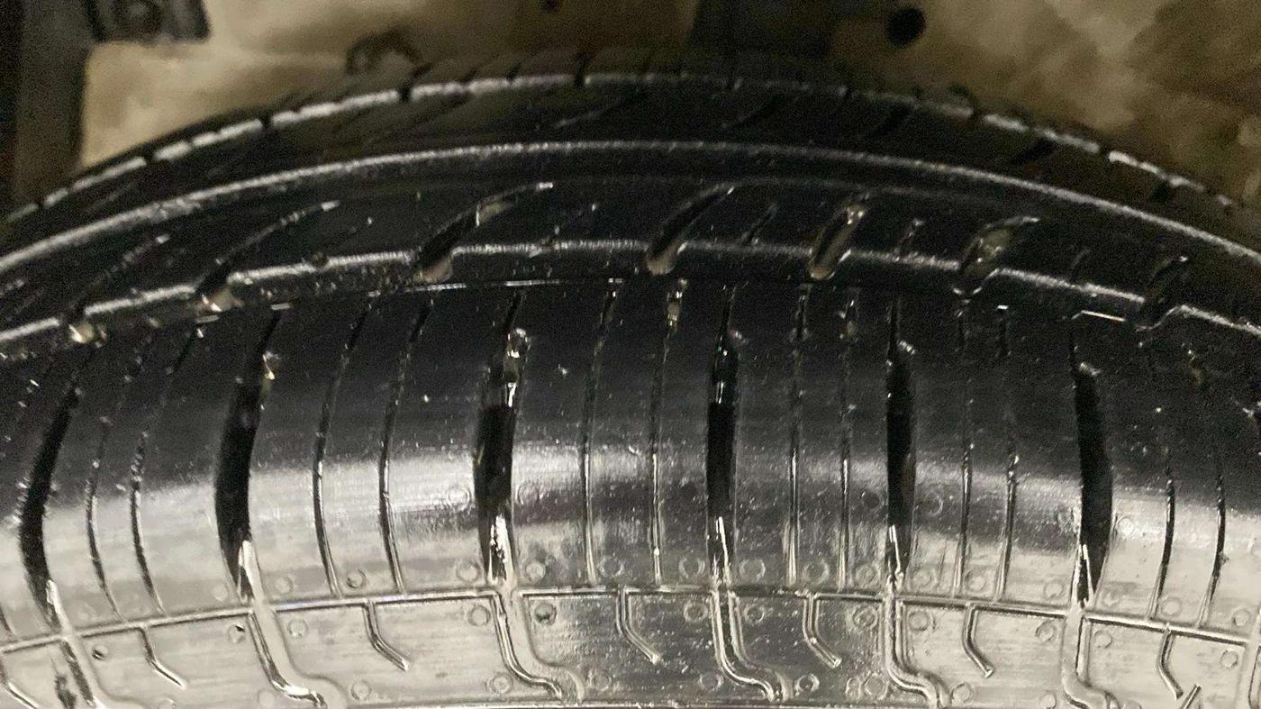 2017 Maruti Swift VXI, CNG, Manual, 62,168 km, Left Front Tyre Tread