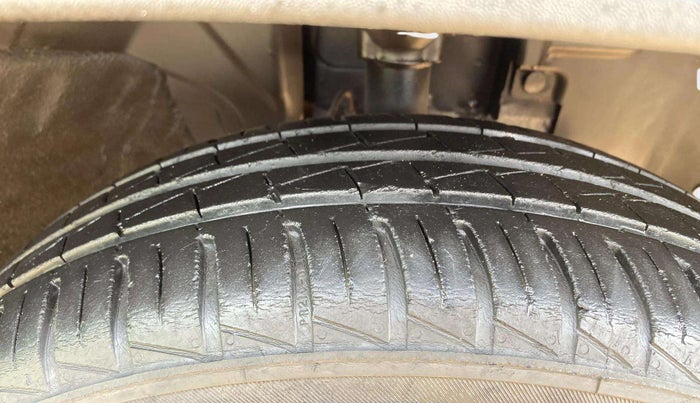 2019 Renault Kwid RXT 1.0 AMT (O), Petrol, Automatic, 36,775 km, Right Front Tyre Tread