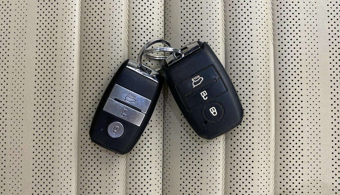 2022 KIA CARENS LUXURY PLUS 1.4 PETROL 7 STR, Petrol, Manual, 28,902 km, Key Close Up