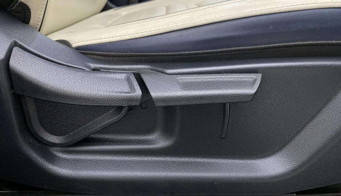 2022 KIA CARENS LUXURY PLUS 1.4 PETROL 7 STR, Petrol, Manual, 28,902 km, Driver Side Adjustment Panel