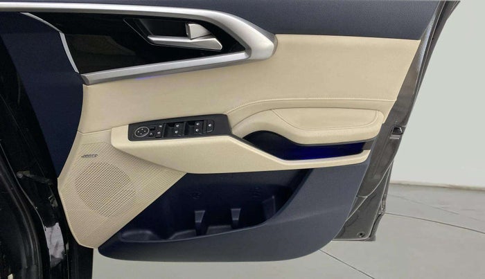 2022 KIA CARENS LUXURY PLUS 1.4 PETROL 7 STR, Petrol, Manual, 28,902 km, Driver Side Door Panels Control