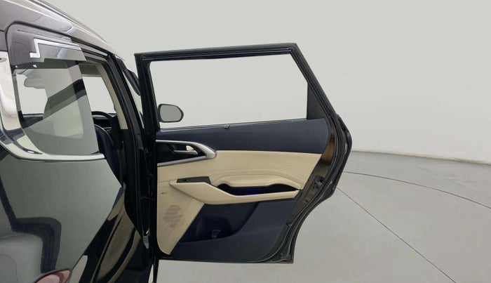 2022 KIA CARENS LUXURY PLUS 1.4 PETROL 7 STR, Petrol, Manual, 28,902 km, RHS Rear Door