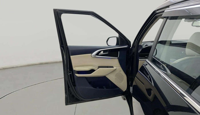 2022 KIA CARENS LUXURY PLUS 1.4 PETROL 7 STR, Petrol, Manual, 28,902 km, LHS Front Door